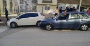 Park halindeki otomobile çarptı, 3 yaralı