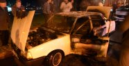 Park halindeyken yanan otomobil hurdaya döndü