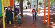 Parklar yine çocuklarla dolup taştı