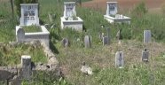 Pes dedirten hırsızlık! Mezar taşlarını çaldılar