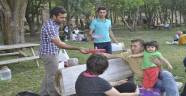 Piknik Yapanlara Tatlı İkram Edildi
