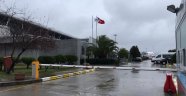 Pistten çıkan uçağın yolcuları servis araçları ile otellerine götürüldü