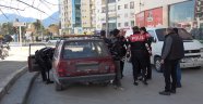 Polisin kovaladığı şahıslar çıkmaz sokağa girince yakalandı