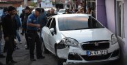 Polislere çarparak yaralayan sürücü vurularak durduruldu