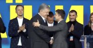 Poroşenko ve Zelenskiy stadyumda son kozlarını paylaştı