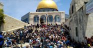 Ramazanın ilk cuma namazı için Mescid-i Aksa'ya binler akın etti
