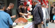 Referandumdan 'Evet' çıkmasını çiğköfte dağıtarak kutladı