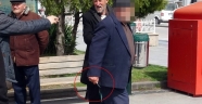 Risk grubundaki yaşlı adam habercilere hakaret etti bıçak çekti
