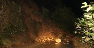 Rize'de heyelan nedeniyle yol trafiğe kapandı