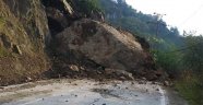 Rize'de heyelan yolu kapattı