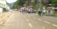 Rize'de sağanak sele neden oldu, araçlar hurdaya döndü