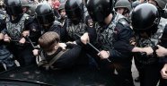 Rusya'da izinsiz gösteri yapan 100 kişi gözaltına alındı