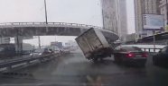 Rusya'da araçların arasına sıkışan kamyon devrildi