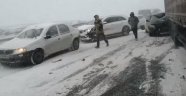 Rusya'da kar fırtınası nedeniyle 20 araç birbirine girdi