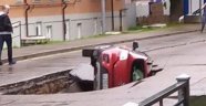 Rusya'da otomobil asfaltın çökmesiyle çukura düştü