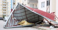 Rüzgar çatıları uçurdu tipi ulaşımı vurdu