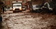 Sağanak yağış Silvan'ı vurdu, vatandaşlar iş yerlerinde mahsur kaldı