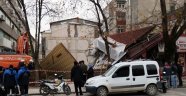 Sakarya'da bina çöktü işçiler bina altına kalmaktan son anda kurtuldu