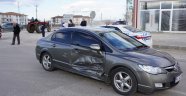 Sakarya'da iki otomobil çarpıştı: 1 yaralı