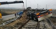 Sakarya'da süt tankeri demiryoluna devrildi: 2 ölü