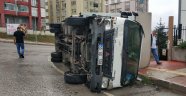 Samsun'da ev eşyası taşıyan kamyon devrildi: 4 yaralı