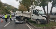 Samsun'da otomobil kamyonetin altına girdi: 2 yaralı