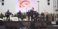 Sanatçı Emre Aydın hayranlarıyla buluştu