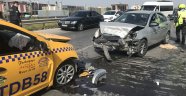 Sancaktepe'de araçlar kafa kafaya çarpıştı: 3 yaralı