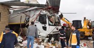 Şanlıurfa'da tır markete daldı: 4 yaralı