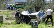 Şarampole uçup zeytin ağacına çarpan otomobil 2 kişiye mezar oldu