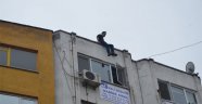 Şarkı söyledikten sonra 6. kattan atladı