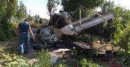 Sebze yüklü kamyonet bahçeye devrildi: 2 yaralı
