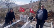Şehit mezarındaki Türk Bayrağı'na Jandarma hassasiyeti