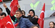 Şehitlerin isimleri okunurken tribünde hüngür hüngür ağladı