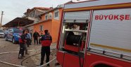 Selendi'de çatı yangını korkuttu