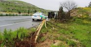 Servis minibüsü ağaçları yerinden söküp devrildi