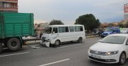 Servis minibüsü ile kamyon çarpıştı: 6 yaralı
