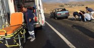 Servis minibüsü ile otomobil çarpıştı: 4 yaralı