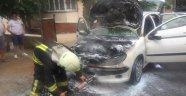 Seyir halinde otomobil alev aldı