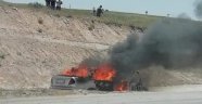 Seyir halindeki araç alev alev yandı