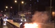 Seyir halindeki araç alev alev yandı