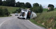 Seyir halindeki kamyon devrildi, sürücüsü yaralandı