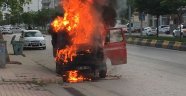 Seyir halindeki kamyonet alev alev yandı