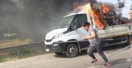 Seyir halindeki kamyonette yangın