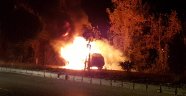 Seyir halindeki lüks araç alev alev yandı