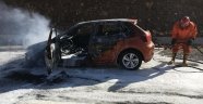Seyir halindeki otomobil alev aldı