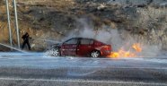 Seyir halindeki otomobil alev alev yandı