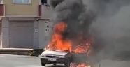 Seyir halindeki otomobil alev alev yandı