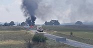 Seyir halindeki otomobil alev alev yandı