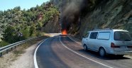Seyir halindeki otomobil alev alev yandı...